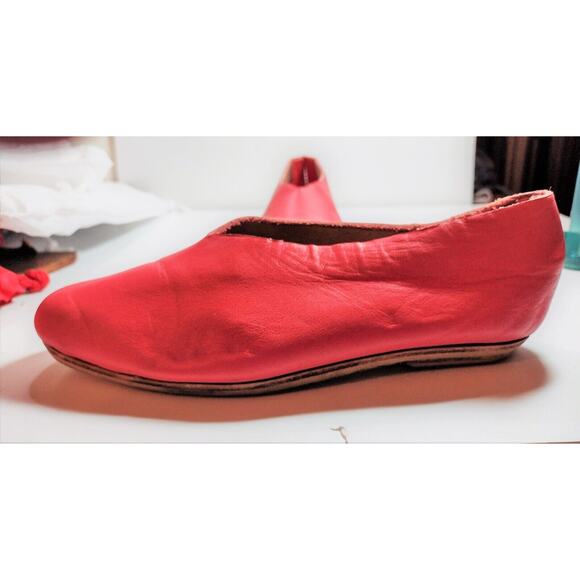 KJ Women's Soft Red Leather Closed Slip On Flats Sz 6 Good Condition - Picture 2 of 3